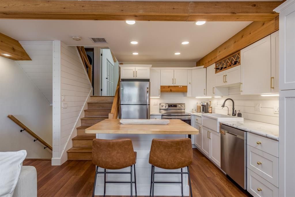 For Sale: $300,000 (2 beds, 2 baths, 1104 Square Feet)