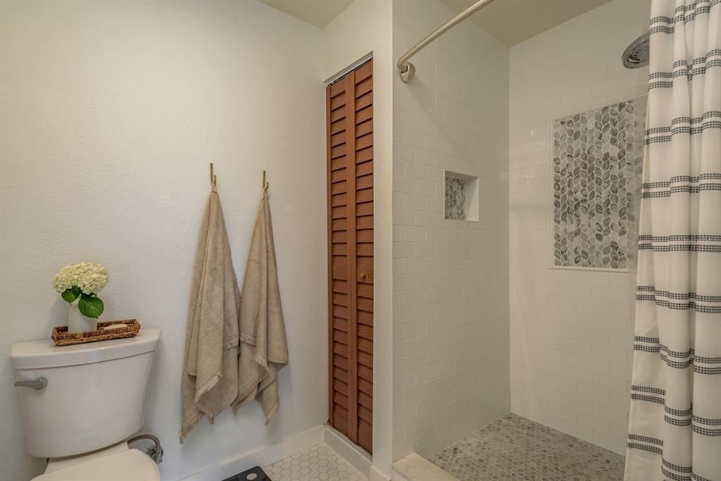 For Sale: $300,000 (2 beds, 2 baths, 1104 Square Feet)