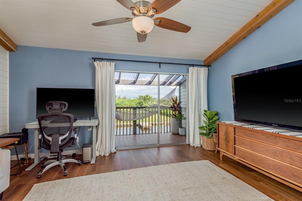 For Sale: $300,000 (2 beds, 2 baths, 1104 Square Feet)