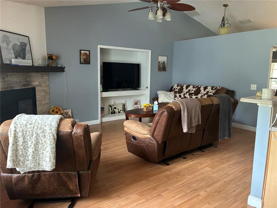 For Sale: $425,000 (4 beds, 3 baths, 2586 Square Feet)