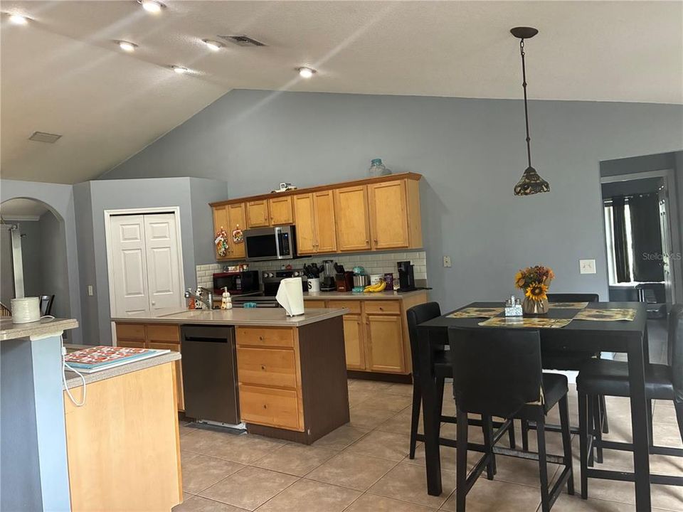 For Sale: $425,000 (4 beds, 3 baths, 2586 Square Feet)