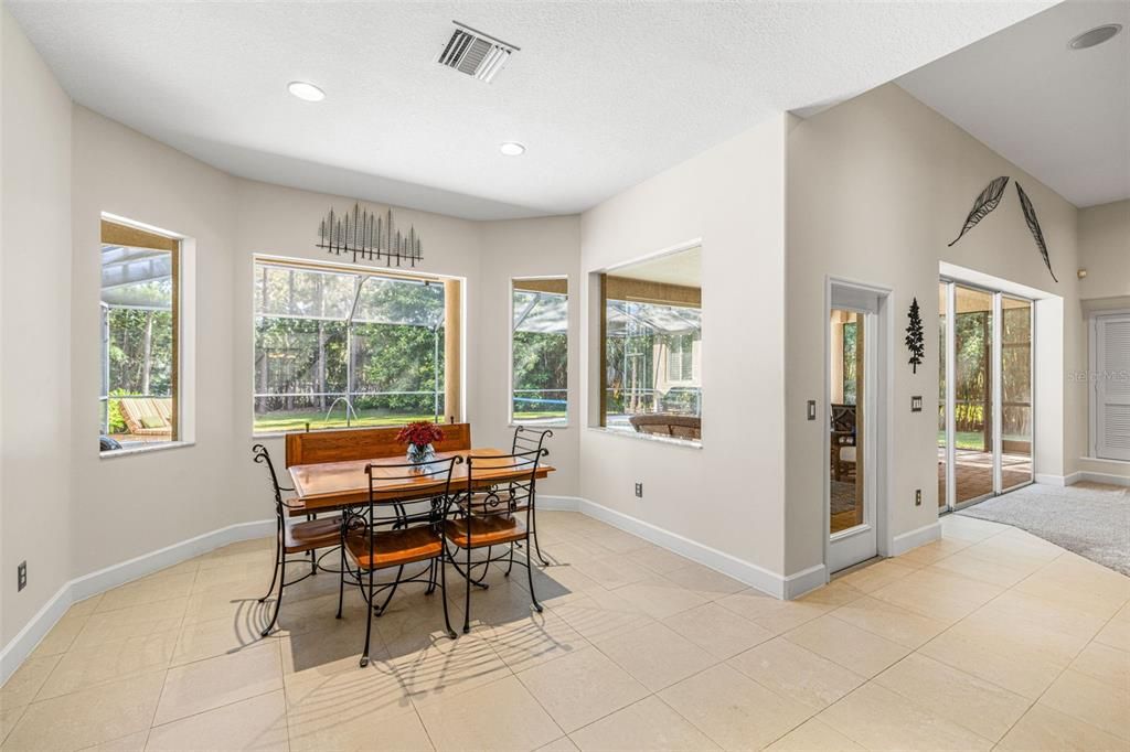 Под контрактом: $997,000 (4 спален, 3 ванн, 3318 Квадратных фут)