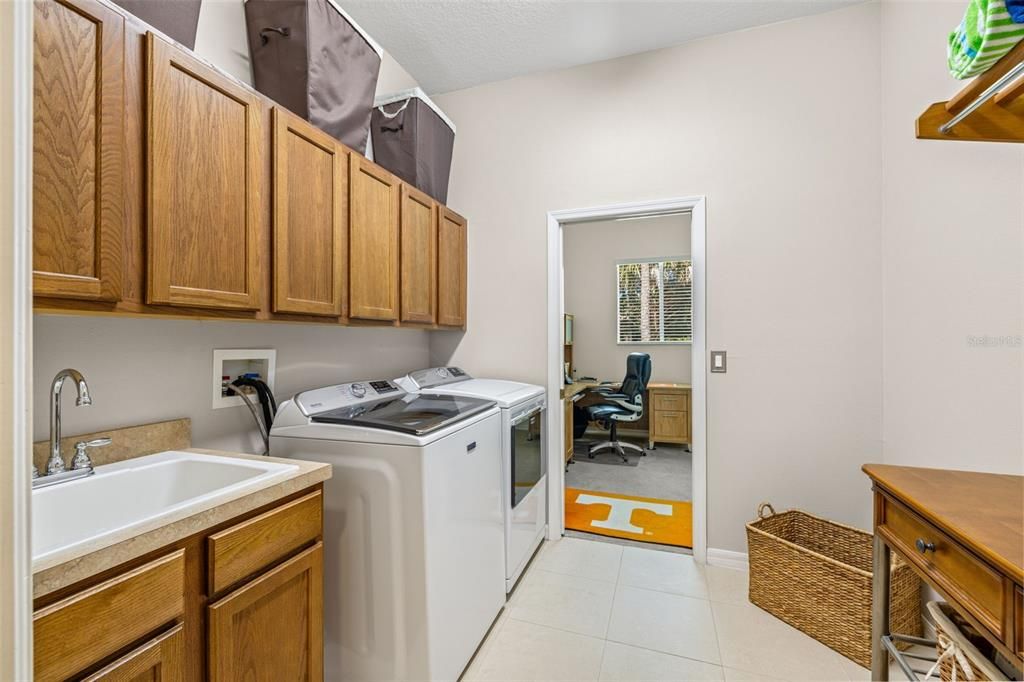 Под контрактом: $997,000 (4 спален, 3 ванн, 3318 Квадратных фут)