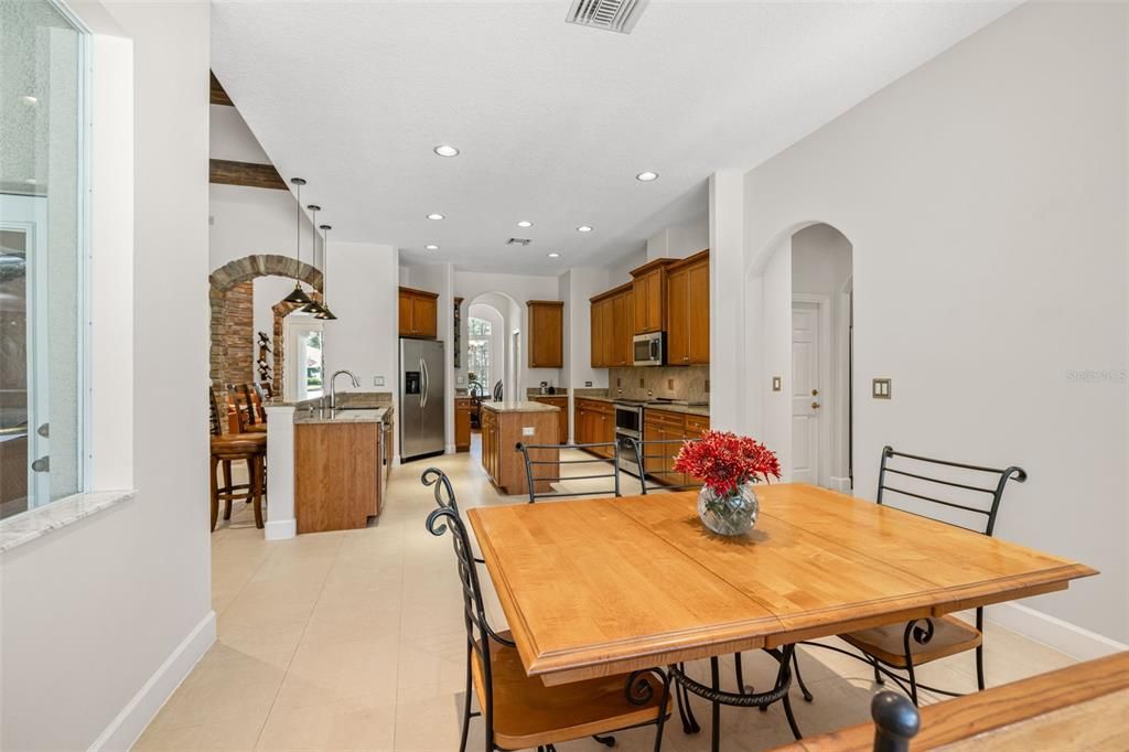 Под контрактом: $997,000 (4 спален, 3 ванн, 3318 Квадратных фут)