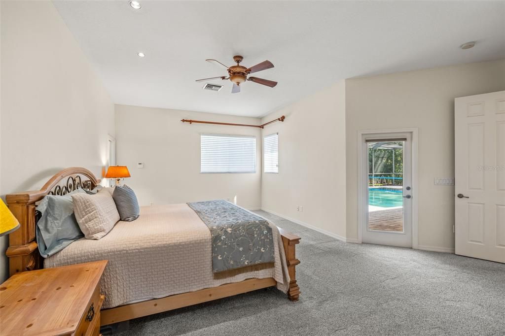 Под контрактом: $997,000 (4 спален, 3 ванн, 3318 Квадратных фут)