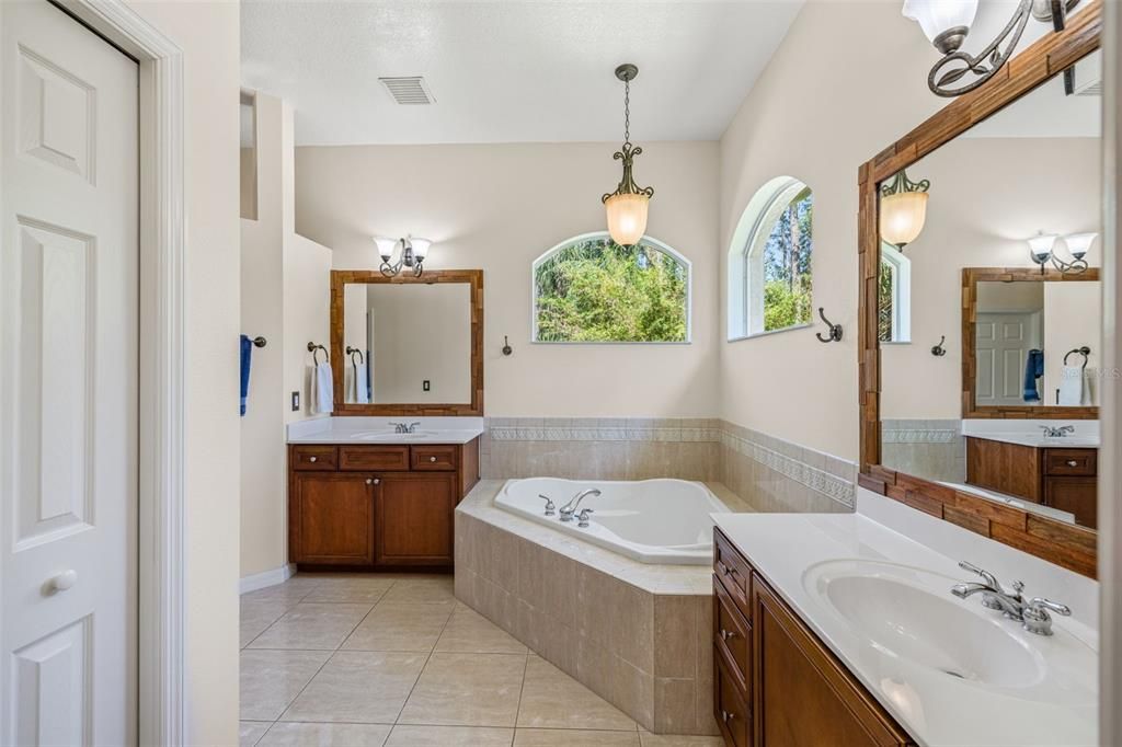 Под контрактом: $997,000 (4 спален, 3 ванн, 3318 Квадратных фут)