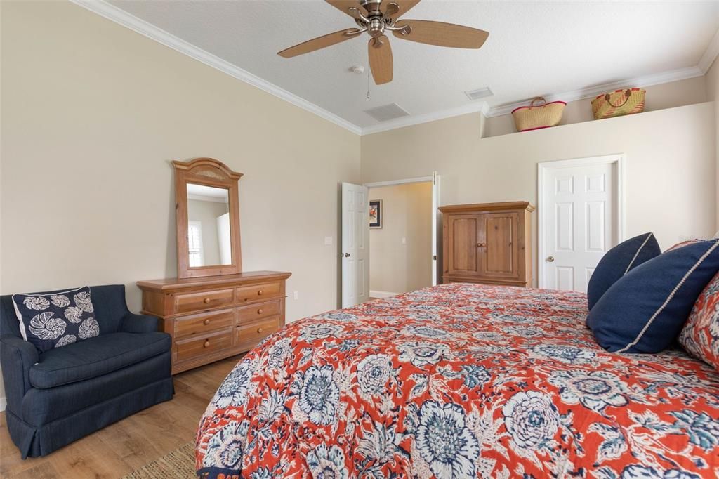 合同活跃: $599,999 (3 贝兹, 2 浴室, 2629 平方英尺)