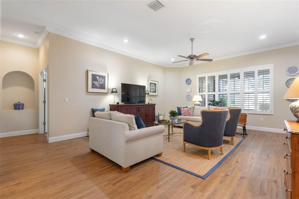 合同活跃: $599,999 (3 贝兹, 2 浴室, 2629 平方英尺)