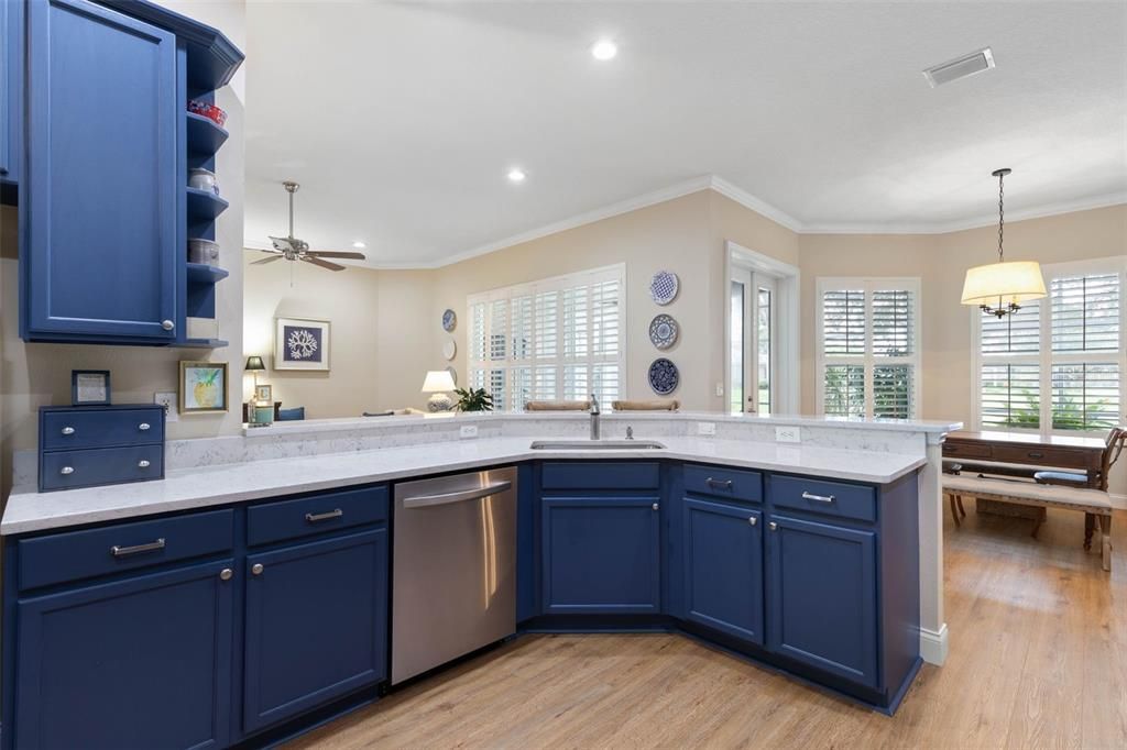 合同活跃: $599,999 (3 贝兹, 2 浴室, 2629 平方英尺)