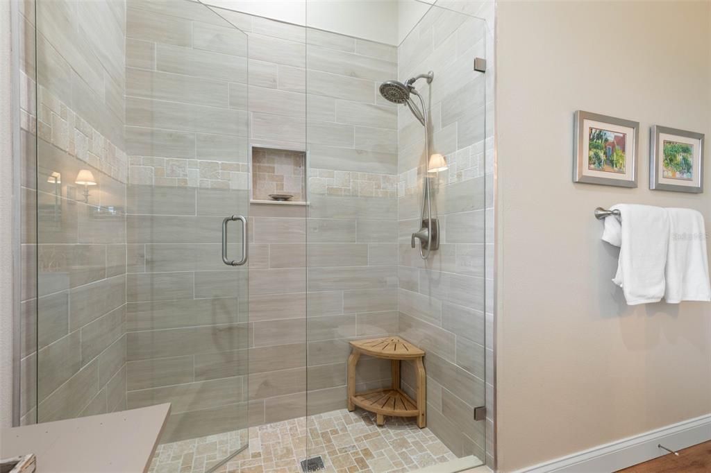 合同活跃: $599,999 (3 贝兹, 2 浴室, 2629 平方英尺)