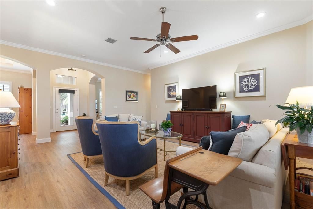 合同活跃: $599,999 (3 贝兹, 2 浴室, 2629 平方英尺)