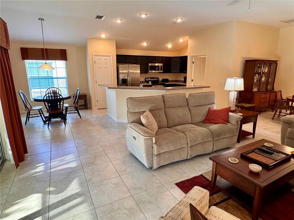 Activo con contrato: $479,900 (3 camas, 2 baños, 1939 Pies cuadrados)