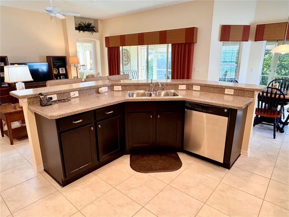 Activo con contrato: $479,900 (3 camas, 2 baños, 1939 Pies cuadrados)