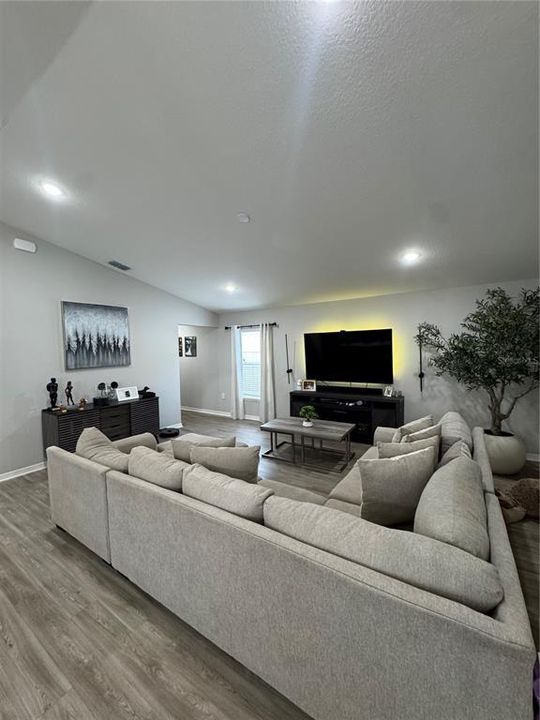 Active With Contract: $1,950 (3 beds, 2 baths, 1489 Square Feet)