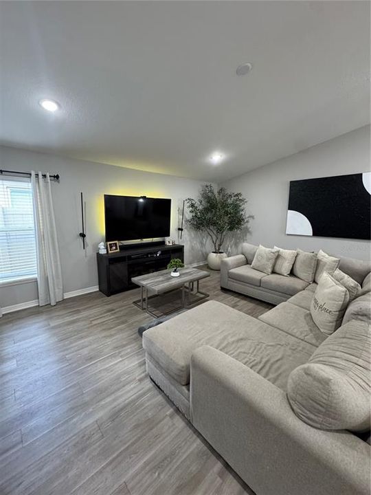 Active With Contract: $1,950 (3 beds, 2 baths, 1489 Square Feet)