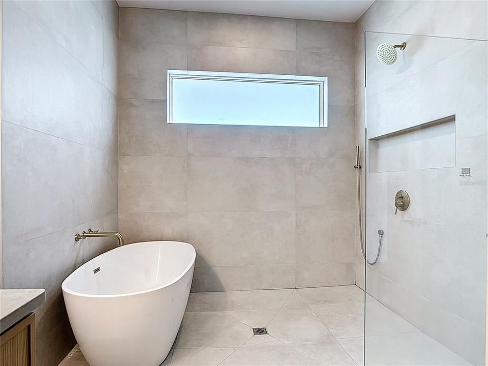 Activo con contrato: $439,900 (3 camas, 2 baños, 2122 Pies cuadrados)