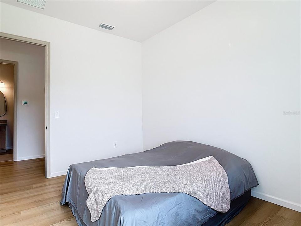 Activo con contrato: $439,900 (3 camas, 2 baños, 2122 Pies cuadrados)