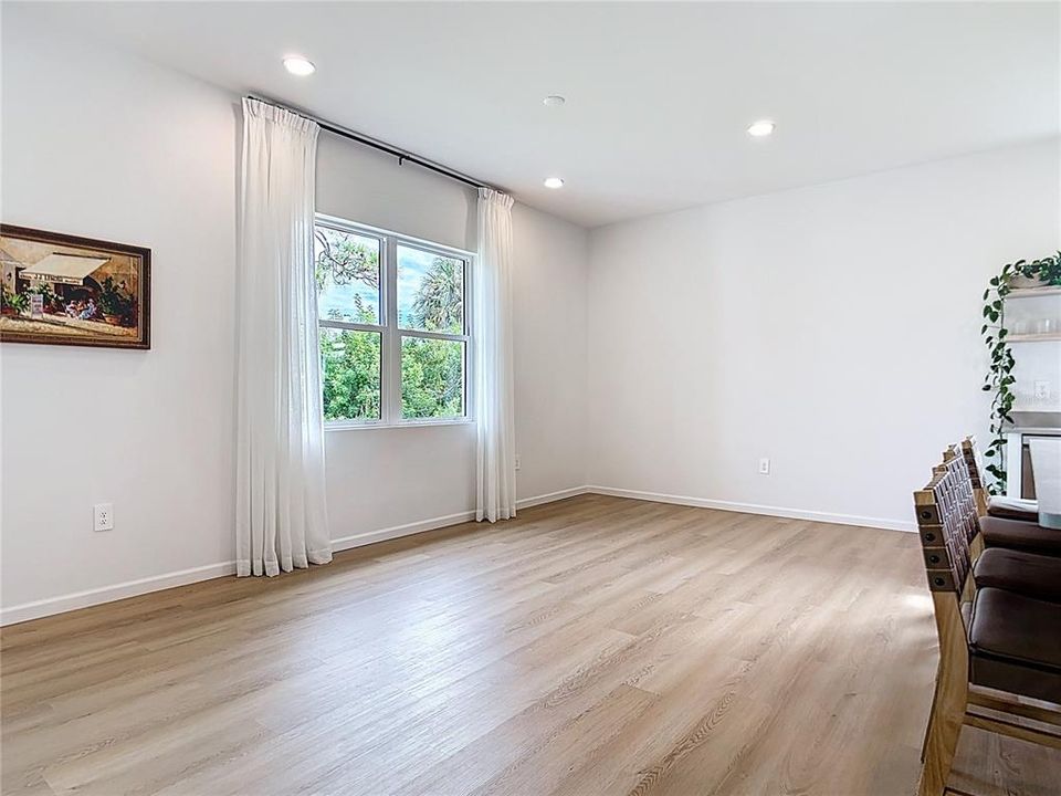 Activo con contrato: $439,900 (3 camas, 2 baños, 2122 Pies cuadrados)