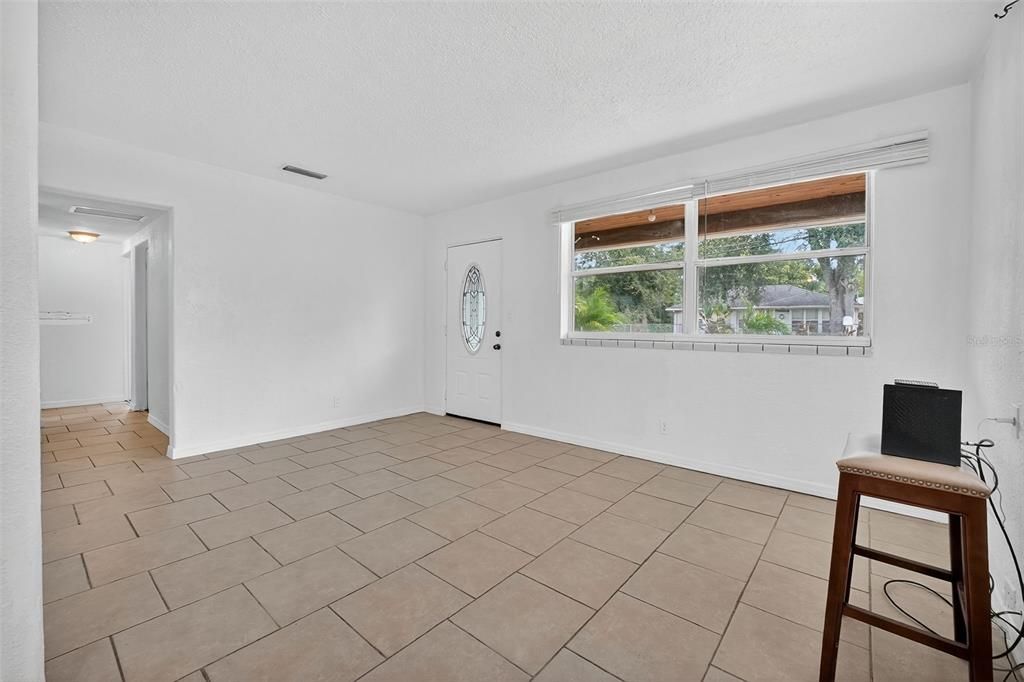 待售: $190,000 (3 贝兹, 1 浴室, 1184 平方英尺)