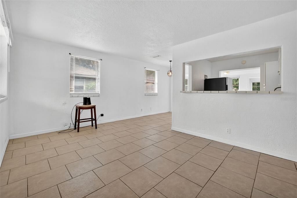 待售: $190,000 (3 贝兹, 1 浴室, 1184 平方英尺)