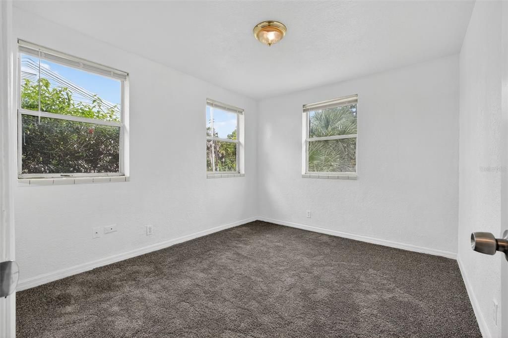 待售: $190,000 (3 贝兹, 1 浴室, 1184 平方英尺)