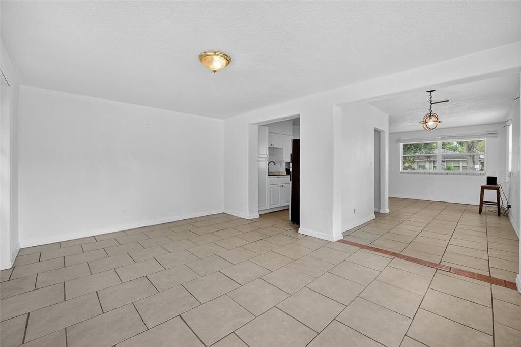 待售: $190,000 (3 贝兹, 1 浴室, 1184 平方英尺)