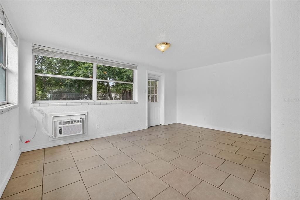 待售: $190,000 (3 贝兹, 1 浴室, 1184 平方英尺)