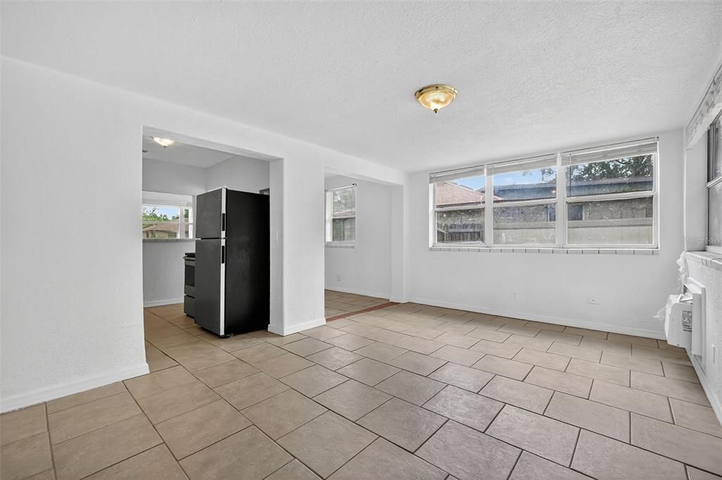 待售: $190,000 (3 贝兹, 1 浴室, 1184 平方英尺)