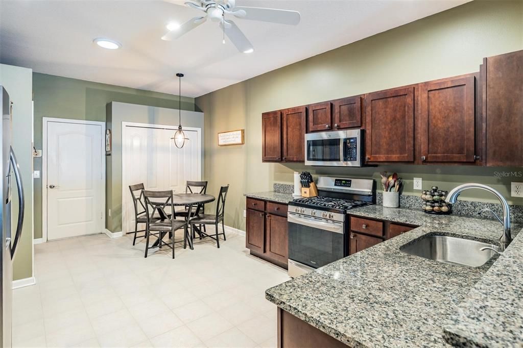 Под контрактом: $329,000 (3 спален, 2 ванн, 1626 Квадратных фут)