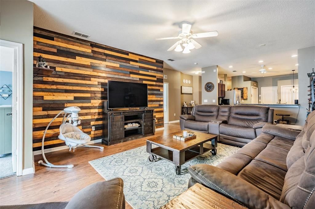 Под контрактом: $329,000 (3 спален, 2 ванн, 1626 Квадратных фут)