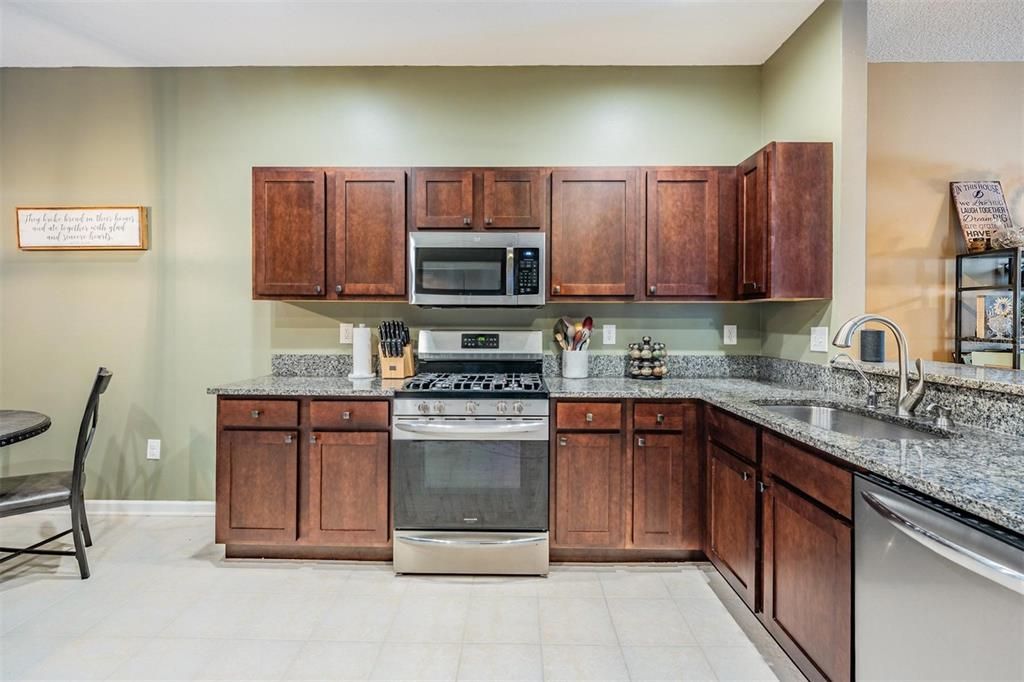 Под контрактом: $329,000 (3 спален, 2 ванн, 1626 Квадратных фут)