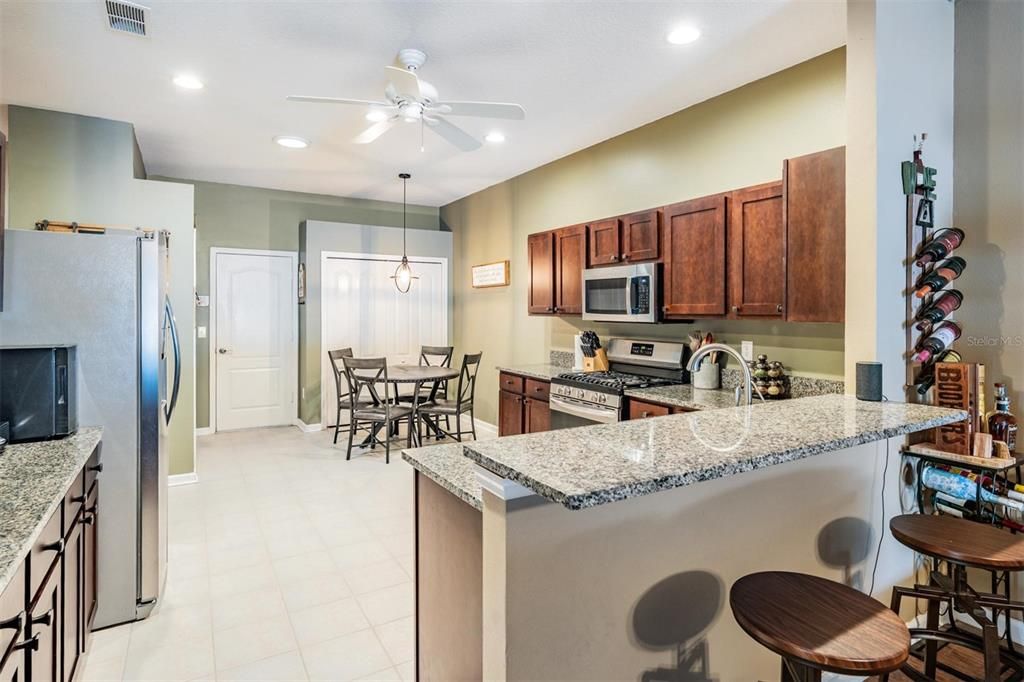 Под контрактом: $329,000 (3 спален, 2 ванн, 1626 Квадратных фут)