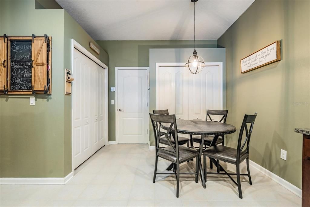 Под контрактом: $329,000 (3 спален, 2 ванн, 1626 Квадратных фут)