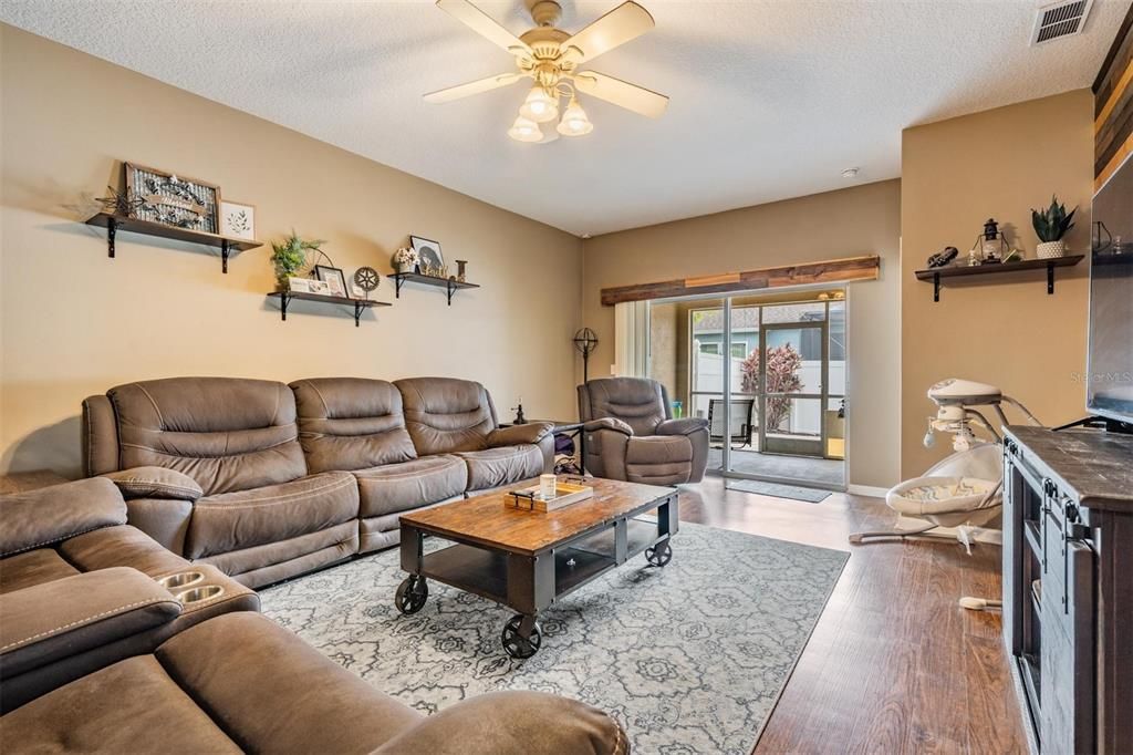 Под контрактом: $329,000 (3 спален, 2 ванн, 1626 Квадратных фут)