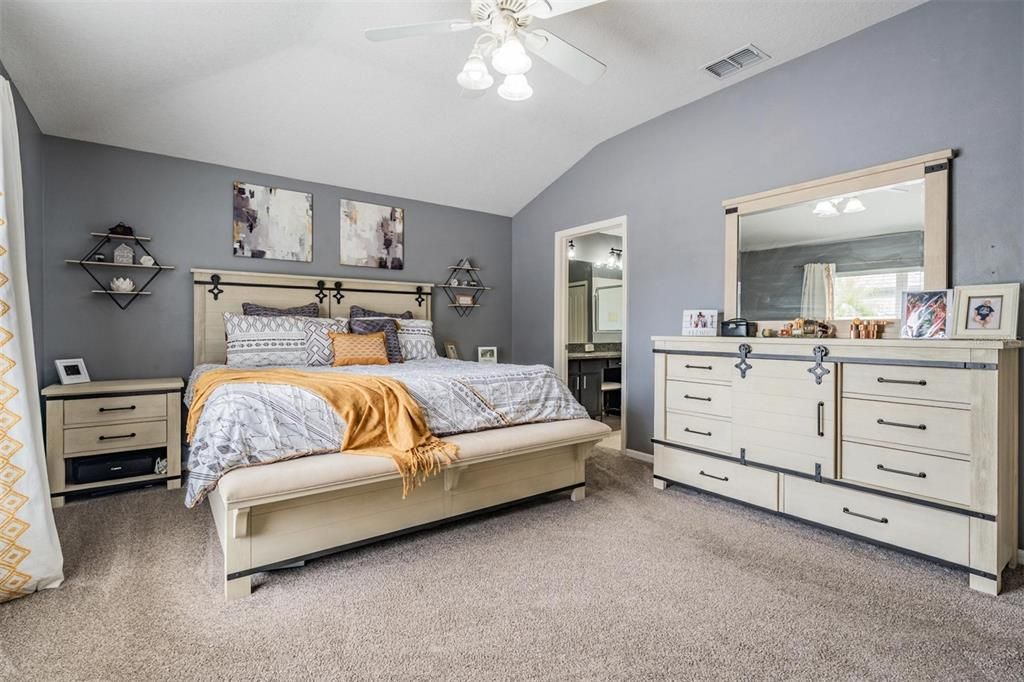 Под контрактом: $329,000 (3 спален, 2 ванн, 1626 Квадратных фут)