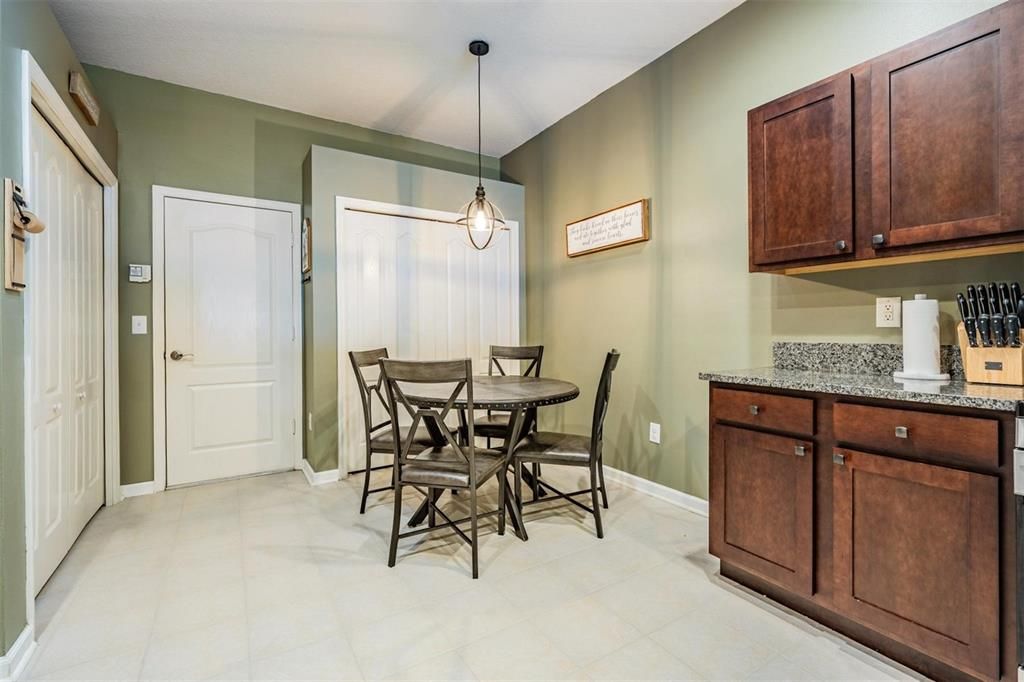 Под контрактом: $329,000 (3 спален, 2 ванн, 1626 Квадратных фут)