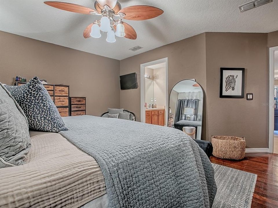 For Sale: $349,700 (4 beds, 2 baths, 2588 Square Feet)