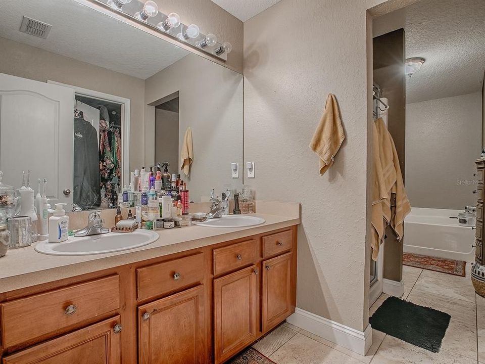 For Sale: $349,700 (4 beds, 2 baths, 2588 Square Feet)