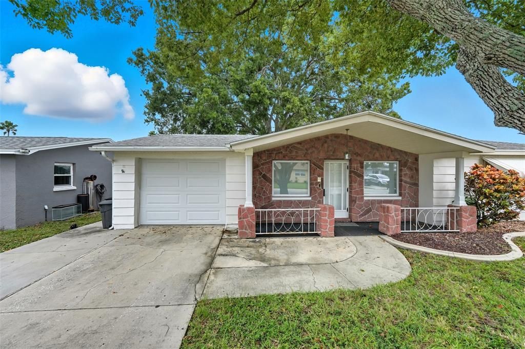 合同活跃: $175,900 (2 贝兹, 1 浴室, 1055 平方英尺)