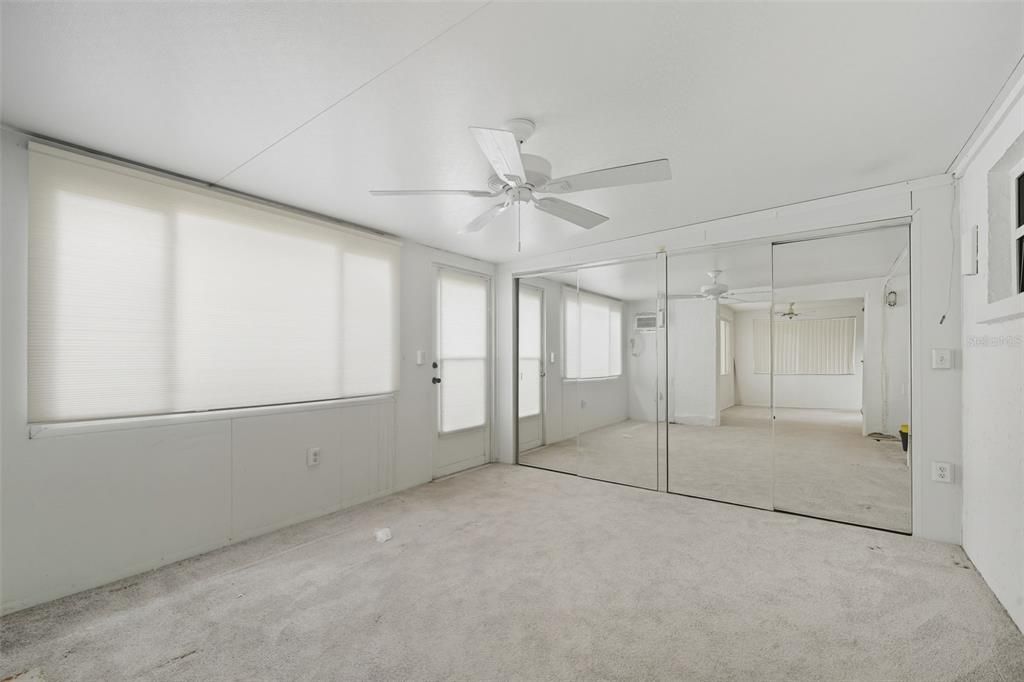 合同活跃: $175,900 (2 贝兹, 1 浴室, 1055 平方英尺)