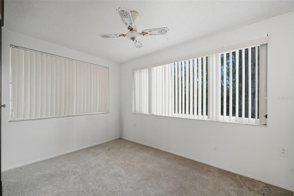 合同活跃: $175,900 (2 贝兹, 1 浴室, 1055 平方英尺)