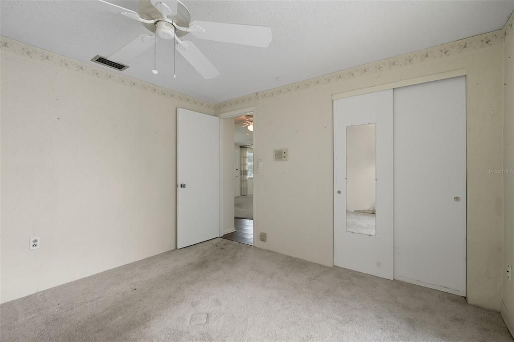 合同活跃: $175,900 (2 贝兹, 1 浴室, 1055 平方英尺)