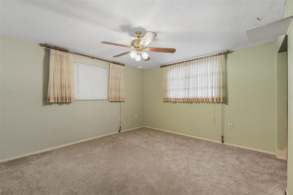 合同活跃: $175,900 (2 贝兹, 1 浴室, 1055 平方英尺)