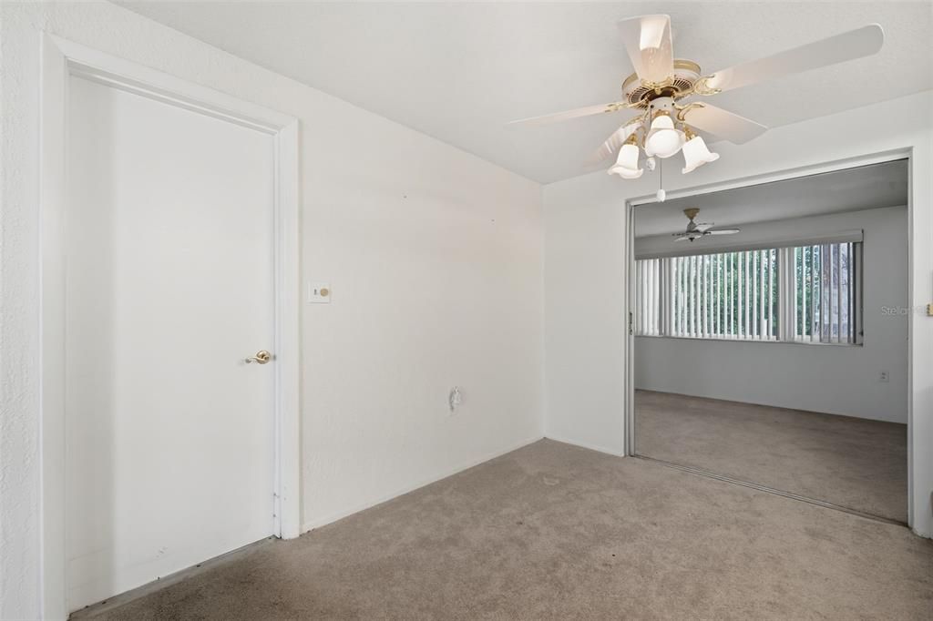 合同活跃: $175,900 (2 贝兹, 1 浴室, 1055 平方英尺)