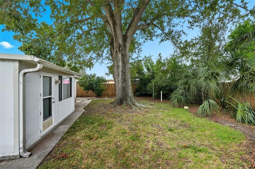 合同活跃: $175,900 (2 贝兹, 1 浴室, 1055 平方英尺)