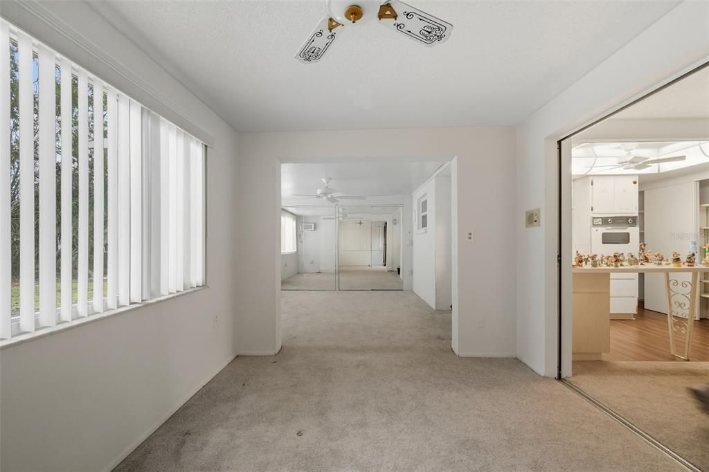 合同活跃: $175,900 (2 贝兹, 1 浴室, 1055 平方英尺)