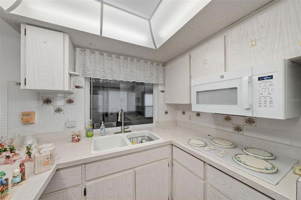 合同活跃: $175,900 (2 贝兹, 1 浴室, 1055 平方英尺)