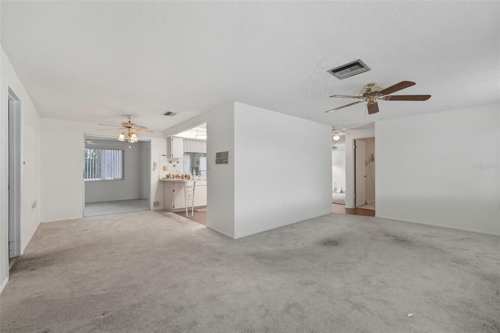 合同活跃: $175,900 (2 贝兹, 1 浴室, 1055 平方英尺)