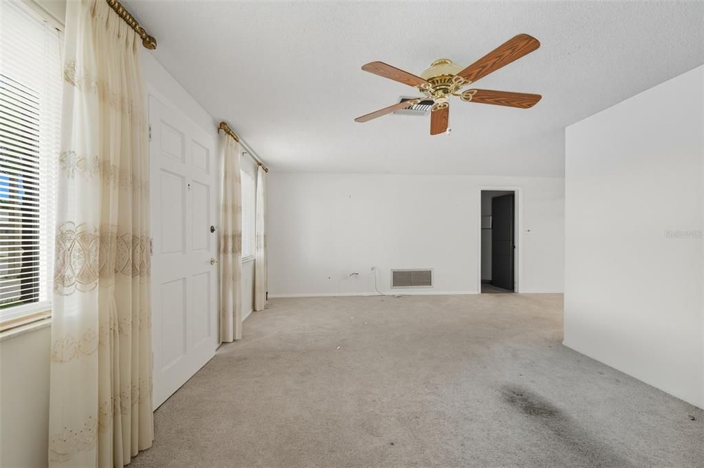 合同活跃: $175,900 (2 贝兹, 1 浴室, 1055 平方英尺)