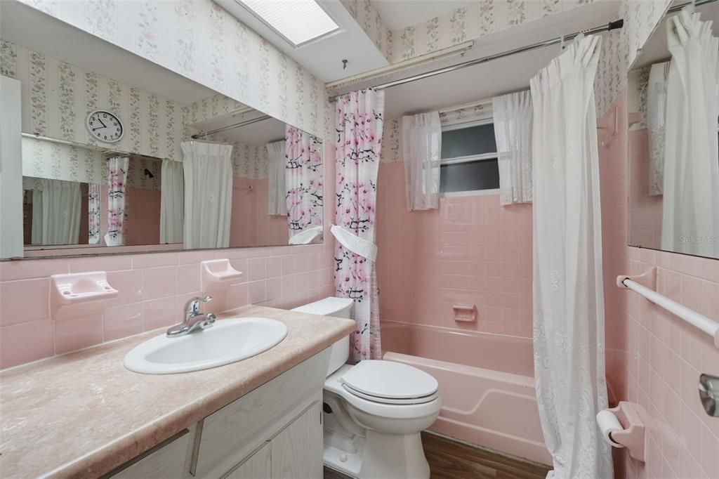 合同活跃: $175,900 (2 贝兹, 1 浴室, 1055 平方英尺)